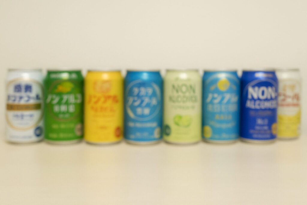 さまざまなノンアルチューハイ缶が並ぶイメージ(実在商品ではありません)