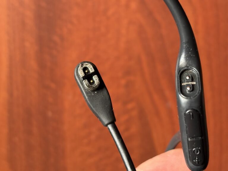 Shokz OpenRun Proの専用充電ケーブルとマグネット端子の接合部