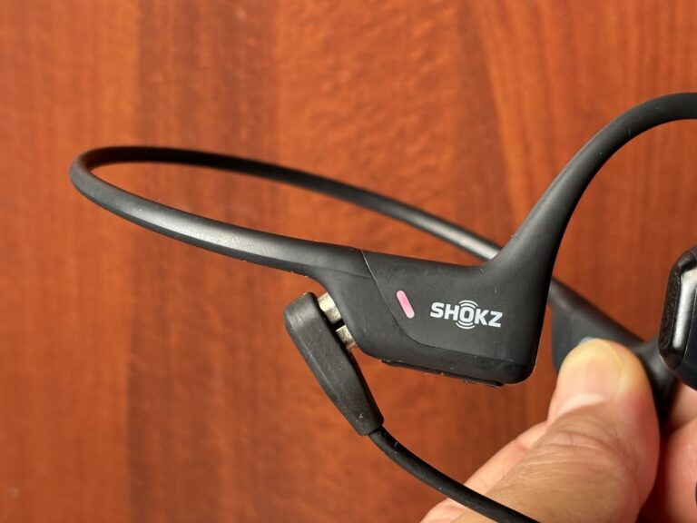 Shokz OpenRun Proに専用充電ケーブルを接続して充電している様子
