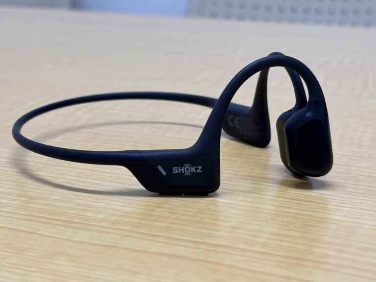 Shokz OpenRun Proの製品画像。耳をふさがない骨伝導タイプのワイヤレスイヤホン。
