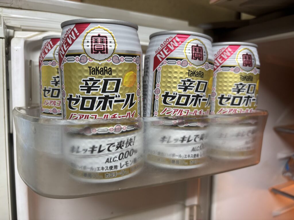 冷蔵庫のドアポケットにストックされたタカラ「辛口ゼロボール」の缶(ノンアルコールチューハイ)